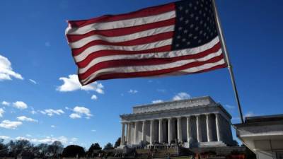 Una bandera estadounidense ondea cerca del Monumento a Lincoln en Washington. Foto: AFP