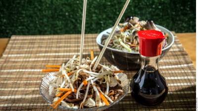 Existen tres tipos de fideos, ya sean los elaborados a base de trigo, arroz o trigo con huevo. Algunos vienen deshidratados o listos para cocerse.