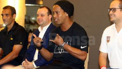 Ronaldinho compareció en conferencia de prensa en el Mall Multiplaza de Tegucigalpa.