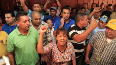 Los empleados de la alcadía de San Pedro Sula exigieron el pago de sus salarios.