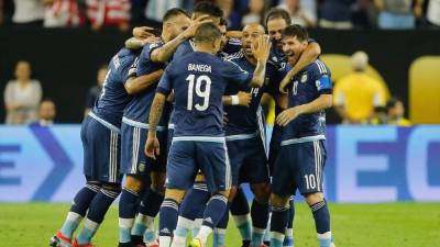 Messi celebrando con sus compañeros su hermoso gol.