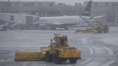 Varios aeropuertos en el sureste de EEUU han sido afectados por fuertes nevadas.