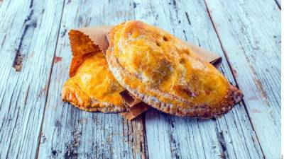 Dale un giro a las tradicionales empanadas y rellénalas de dulce camote.