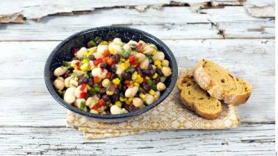 El frijol se puede utilizar para hacer otras preparaciones como esta rica y nutritiva ensalada.