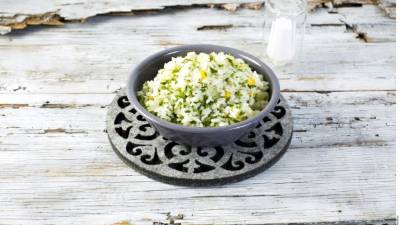 Para esta receta remojar el arroz por 15 minutos y luego enjuagar.