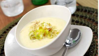 Para servir decore con el cebollín frito y parmesano.