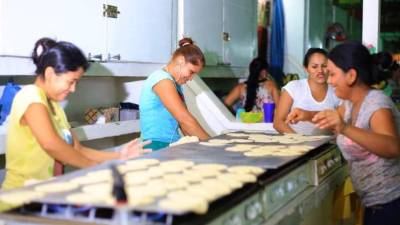 Mujeres de todas las edades trabajan en la elaboración de tortillas en San Pedro Sula.
