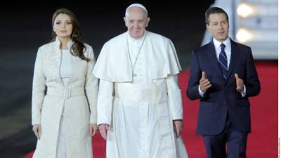La pareja presidencial de México recibió al papa Francisco a su llegada a México.