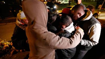 Con decepción reaccionaron los manifestantes de Ferguson tras conocer que el policía Darren Wilson no enfrentará cargos por la muerte de Michael Brown.