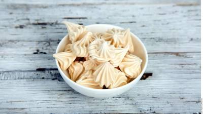 Hornear las espumillas a 120 °C por media hora.