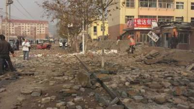 Vista de la zona tras la explosión de un oleoducto en la ciudad costera de Qingdao (China). EFE