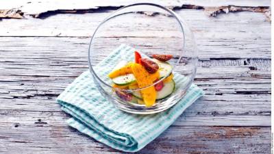 Servir los ingredientes y mezclar con el aderezo.