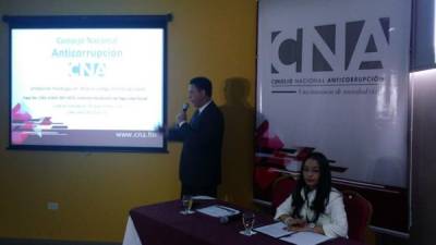 El jefe de investigación del CNA, Dagoberto Aspra, y la directora, Gabriela Castellanos, durante la conferencia de prensa.