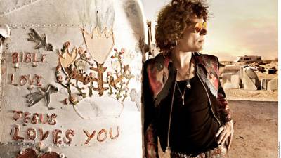 Con su nuevo disco, Palosanto, Enrique Bunbury invita a sus fans a que abran los ojos a la realidad.