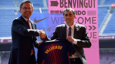 Ernesto Valverde fue presentado por el presidente del Barcelona, Josep María Bartomeu, en el Camp Nou. Foto AFP