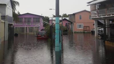 Fotografía de una calle inundada por el impacto del huracán Fiona en el barrio Juana Matos hoy, en Cataño (Puerto Rico).