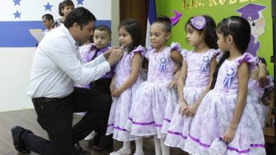 Los pequeños celebraron el triunfo académico junto a sus maestros y padres.