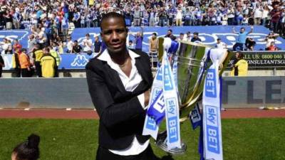 JC García posó con el trofeo de Campeón. Foto Wigan Athletic.