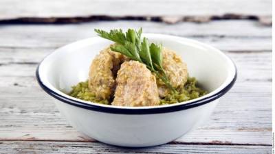 Servir las albóndigas con arroz.