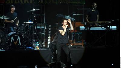 Recording artist Adam Levine poses after he was honored with a Star on the Hollywood Walk of Fame in Hollywood, California, on February 10, 2017. / AFP PHOTO / Mark RALSTON