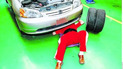 No espere a revisar su auto el día en que viajará, si puede haga los chequeos correspondientes una semana antes.