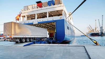 <b>Costa Rica y El Salvador moverán mercancías a través de un ferri para no pasar por Honduras.</b>