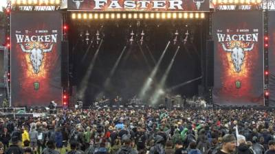 La banda 'Skyline' actúa en el escenario 'Faster' del festival de Heavy Metal Wacken Open Air en Wacken (Alemania) hoy, 3 de agosto de 2017. EFE