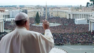 Desde el balcón de la basílica de San Pedro, el primer papa latinoamericano, que fue muy aplaudido al aparecer vestido con hábito blanco frente a una multitud congregada en la plaza de San Pedro, pidió paz para los hombres. AFP