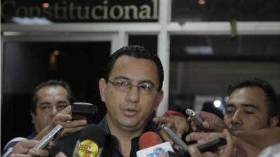 El Consejo de la Judicatura de Honduras anunció hoy la suspensión temporal de sus cargos a dos jueces y a tres funcionarios por presuntas irregularidades en el desempeño de sus funciones, informó una fuente judicial.
