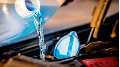 Siempre revisa que tu auto tenga niveles óptimos de agua y anticongelante para evitar que el mismo se caliente y se dañe.
