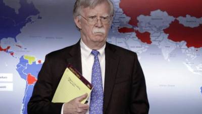John Bolton, asesor de seguridad de Trump, se presentó a una conferencia de Trump mostrando una libreta con un apunte que alerta a Maduro./AFP.