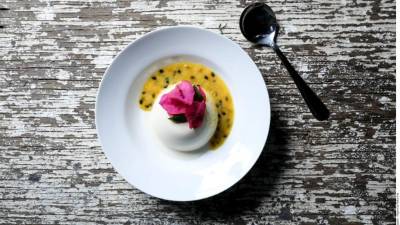 Para servir desmoldar el flan y verter la salsa de maracuyá sobre este.