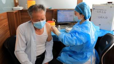 La vacuna de la empresa china CanSino Biologics se administra en una sola dosis y busca reducir el rebrote de la pandemia de covid en Pekín.