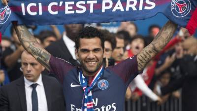 DAN01 PARÍS (FRANCIA), 12/07/2017.- El defensa brasileño del Paris Saint-Germain Dani Alves posa para los fotógrafos durante su presentación como nuevo jugador parisino en el estadio Parque de los Príncipes de París, en Francia, hoy, 12 de julio de 2017. El París Saint-Germain (PSG) confirmó hoy el fichaje del exbarcelonista Dani Alves, que se ha comprometido con el club de la capital francesa hasta junio de 2019. EFE/Ian Langsdon