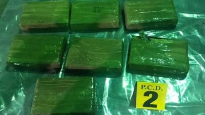 La policía encontró el cargamento de droga oculto en el techo de la camioneta y la cabina del motor./Twitter.