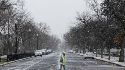 La costa este de Estados Unidos comenzó a recibir este miércoles el azote del primer gran temporal del invierno, que se espera deje cantidades importantes de nieve y que pueda complicar la distribución de vacunas de la covid-19 en la región.