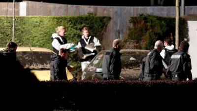 Un equipo de forenses examinan el lugar junto al autobús del Borussia Dortmund donde el martes 11 de abril de 2017, se registraron tres explosiones en Dortmund (Alemania). EFE