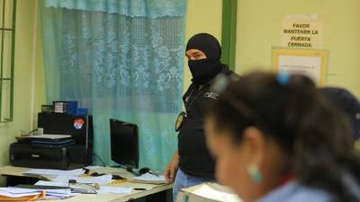 Los agentes de la atic se llevaron documentos de diferentes oficinas de la regional del IHSS.