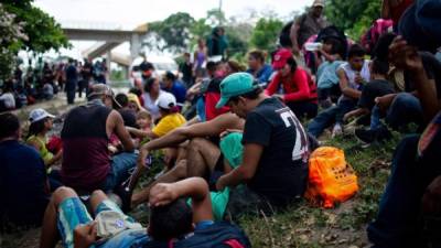 Un grupo de centroamericanos descansa en su camino entre Metapa y Tapachula en México. Foto: AFP