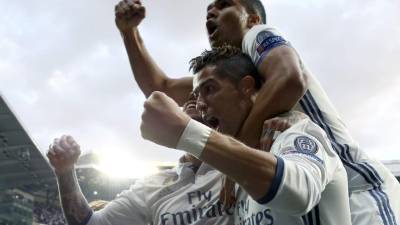 GRA311. MADRID, 02/05/2017.- El delantero portugués del Real Madrid Cristiano Ronaldo (c) celebra su gol con sus compañeros, primero del equipo blanco frente al Atlético de Madrid, durante el partido de ida de semifinales de la Liga de Campeones que se juega esta noche en el estadio Santiago Bernabéu, en Madrid. EFE/Chema Moya