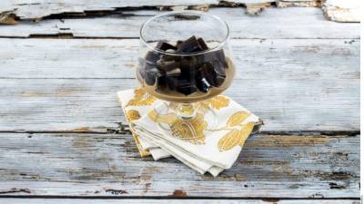 Cortar la gelatina en cubos y servir con la leche.