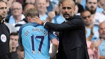 Pep Guardiola felicita a Kevin de Bruyne al salir de cambio en el partido. Foto EFE