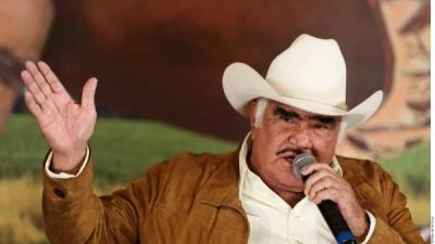 El cantante Vicente Fernández sigue hospitalizado.