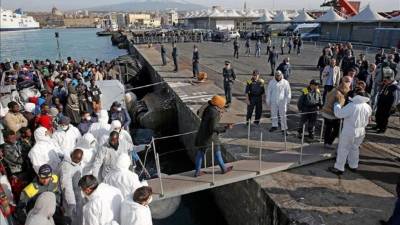 Inmigrantes rescatados en la embarcación de la Guardia de Finanza Italiana 'Denaro' en el puerto de Catania en la isla de Sicilia (Italia). EFE/Archivo