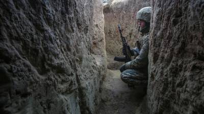 Soldados ucranianos vigilan la frontera ante el despliegue de las tropas rusas en las últimas semanas.