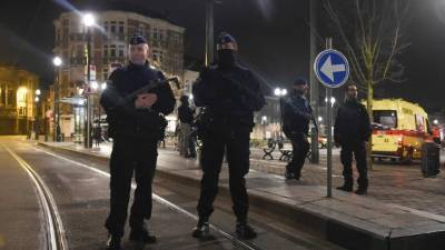 Decenas de miembros de las fuerzas de seguridad, armados con ametralladoras y armas largas. Foto: AFP/John Thys