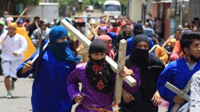 La Policía Nacional de Nicaragua prohibió el recorrido de los “Cirineos” en el municipio de Nindirí, una tradición católica en honor al hombre que cargó la cruz de Jesucristo y que se celebra con motivo de la Semana Santa, según numerosas denuncias divulgadas en las redes sociales.