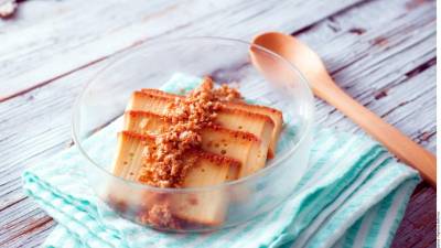 Desmoldar el flan, cortar y espolvorear con la galleta.