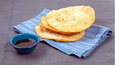 Escurre el exceso de grasa en los buñuelos, dejándolos reposar sobre papel absorbente durante un par de minutos.