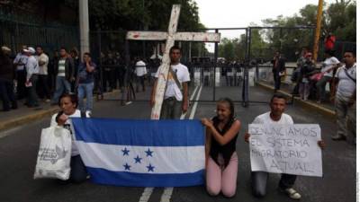 Un gesto de hermandad mueve a los migrantes en el viacrucis solidario que busca ayudar a los damnificados en México.